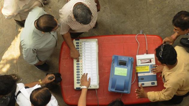 District Election Officers conducting an awareness campaign ahead of the upcoming Lok Sabha elections.(Samir Jana / HT photo)