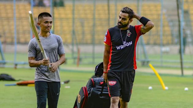 Royal Challengers Bangalore skipper Virat Kohli and footballer Sunil Chhetri attend a practice session.(PTI)