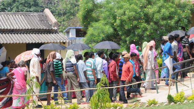 Voters rush a booth in Gautamdhara village under Angara block during polling for the Silli assembly constituency by election in Ranchi, India, on Monday, May 28, 2018.(Diwakar Prasad/ Hindustan Times)