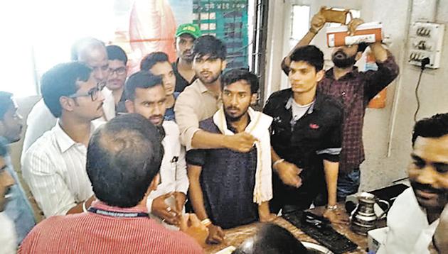 Savitribai Phule Pune University students protest against the bad quality of food on Tuesday.(HT Photo)