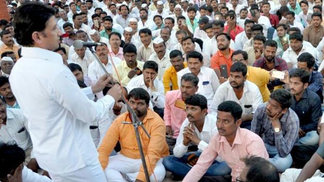 Ranjitsinh Mohite-Patil addresses supporters at a meeting at his home in Akluj on Tuesday, where he informed them of his decision to join the BJP.(HT PHOTO)