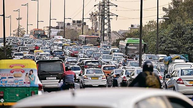 The snarl on the Ashram flyover on Wednesday. The Maharani Bagh foot overbridge has been closed for repair, forcing pedestrians to cross the road at surface, slowing down traffic.(Burhaan Kinu/ HT Photo) The snarl on the Ashram flyover on Wednesday. The Maharani Bagh foot overbridge has been closed for repair, forcing pedestrians to cross the road at surface, slowing down traffic.(Burhaan Kinu/ HT Photo)