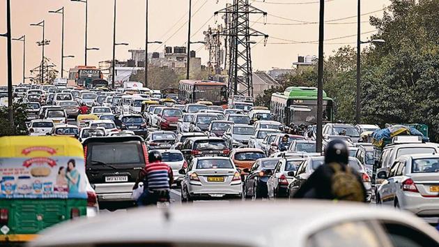 The snarl on the Ashram flyover on Wednesday. The Maharani Bagh foot overbridge has been closed for repair, forcing pedestrians to cross the road at surface, slowing down traffic.(Burhaan Kinu/ HT Photo)