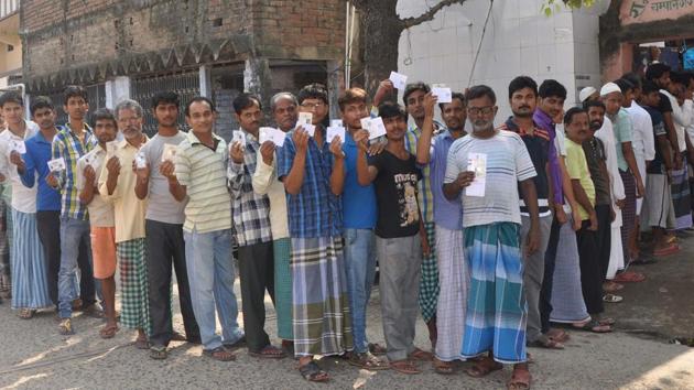 Voters wait in a long queue to cast their vote in Bihar.(HT Photo) Voters wait in a long queue to cast their vote in Bihar.(HT Photo)