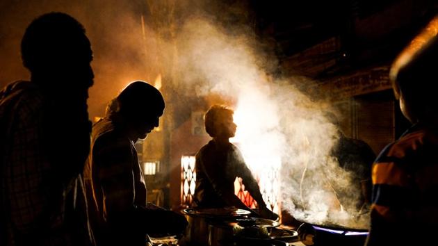 Labourers eat at a roadside food stall. For Singh, and the one in five Indians living on less than Rs 140 a day, visiting such places is nothing more than a fantasy. “What will I do if I spend all the money on one meal? How will I feed my family?” said the rickshaw cyclist, who earns about Rs 1,200 a month. He cannot dream of buying air purifiers to protect his family at home that easily cost Singh’s annual wage. (Chandan Khanna / AFP) Labourers eat at a roadside food stall. For Singh, and the one in five Indians living on less than Rs 140 a day, visiting such places is nothing more than a fantasy. “What will I do if I spend all the money on one meal? How will I feed my family?” said the rickshaw cyclist, who earns about Rs 1,200 a month. He cannot dream of buying air purifiers to protect his family at home that easily cost Singh’s annual wage. (Chandan Khanna / AFP)