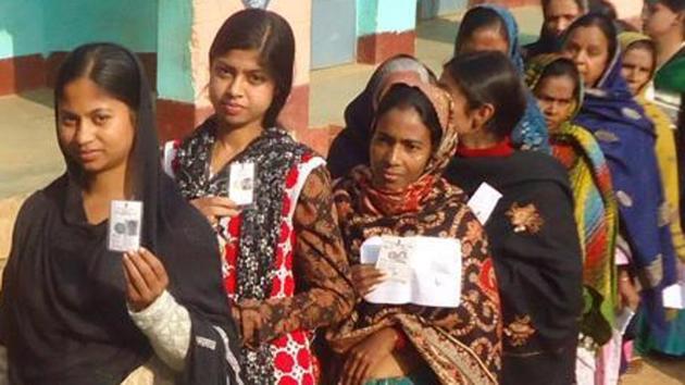 Voters queue up to cast their vote at Dumka in Jharkhand.(HT Photo) Voters queue up to cast their vote at Dumka in Jharkhand.(HT Photo)
