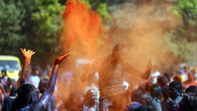 Everybody wants to be the first one to color the other. In the ensuing battle of colors, everybody is drowned not just in colors of gulal but also in love and mirth.  (RAHUL RAUT/HT PHOTo) 