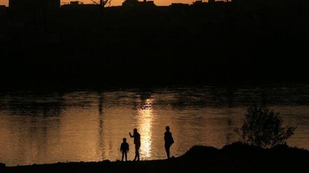 Iraqi people walk near the Tigris River in Mosul, Iraq.(REUTERS/Representative image)