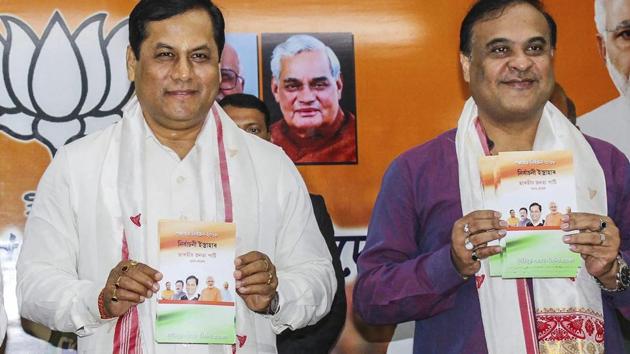 File photo of Assam Chief Minister Sarbananda Sonowal flanked by NEDA Chairman Himanta Biswa Sarma (right).(PTI File)