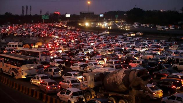 Traffic snarls at Bhuteshwar Mandir Chowk near Sadar Bazaar in Sector 11 might soon be resolved with the Gurugram Metropolitan Development Authority’s (GMDA) plan to turn the crowded intersection into a clockwise roundabout by July.(PTI)