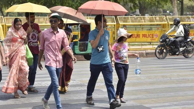 The day temperature in the national capital has shot up by nearly 10 degrees in the past one week, giving Delhiites a feel of the approaching summer. ( Photo by Sonu Mehta/ Hindustan Times)(Sonu Mehta/HT PHOTO)