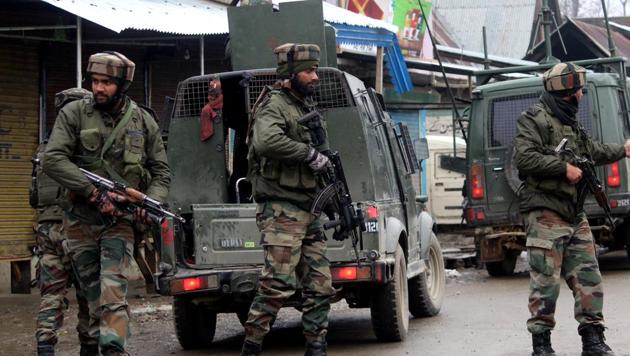 Army soliders rush near an encounter site in Baramulla district.(ANI File Photo/Representative image)