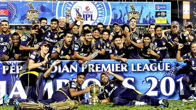 Kolkata Knight Riders players celebrate with the trophy after their victory against Kings XI Punjab in the IPL final match at M Chinnaswamy Stadium, Bangalore.(Gurpreet Singh/HT Phot)