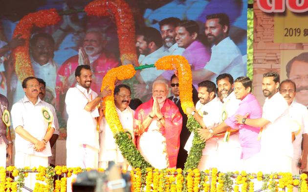 Prime Minister Narendra Modi is garlanded by BJP members during the Yuva Morcha meet, at Thekkinkad Maidanam, in Thrissur, Kerala, India, on Sunday, January 27, 2019.(Photo by Vivek R Nair / Hindustan Times)