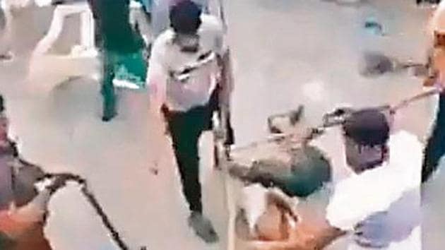 A video of the incident was shared multiple times on Friday on Twitter, with certain users commenting that it was a communal dispute between the groups of Hindus and Muslims, calling it ‘an attack by the mob’.(Video grab)