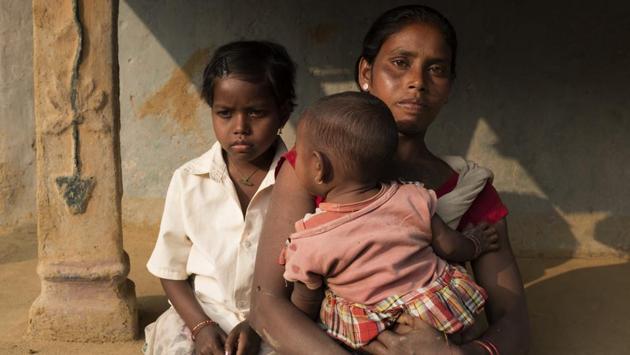 Sanjali Hasda lives in Asanbani village in Pakur district, Jharkhand with her two daughters. The village suffers from acute water shortage and is dependent on just one well and two streams that are perpetually dry. A few years ago, her elder daughter, Talabati (7) experienced severe stomach ache and would often fall sick. (WaterAid / Proneet De Kashyap)