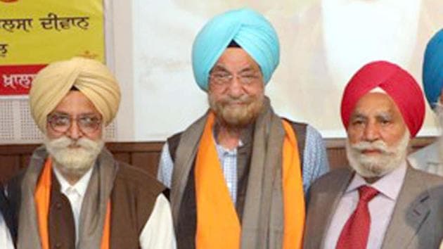 Former SAD MP Tarlochan Singh (Centre)in Amritsar on Monday.(HT Photo)