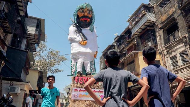 Passersby look at the effigy of Jaish-e-Mohammad chief Maulana Masood Azhar, built by the residents of Worli BDD chawls ahead of Holi, in Mumbai, Maharashtra. (PTI) 