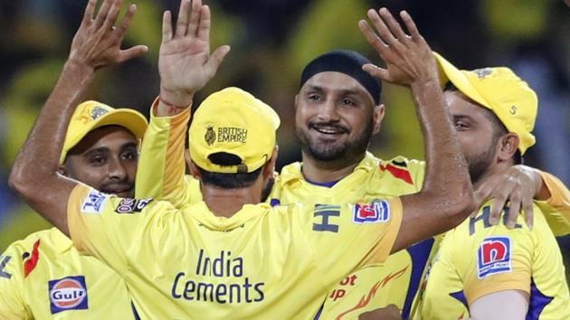 Chennai Super Kings' Harbhajan Singh, center, celebrates with teammates the dismissal of Royal Challengers Bangalore's Moeen Ali.(AP)