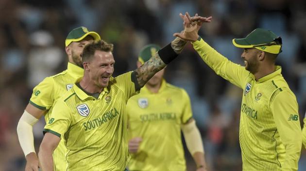 South Africa's Dale Steyn (left )celebrates with JP Duminy after getting his second wicket.(AP)