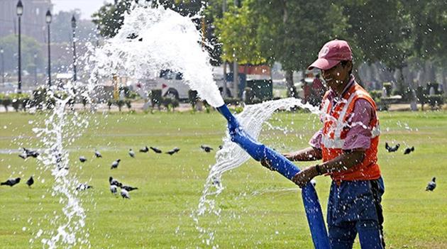 A two to three degrees Celsius rise in maximum temperature over the next three to four days will raise the maximum temperature to about 35 degrees and wrap up spring in March.(HT FILE PHOTO)