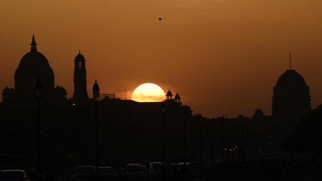 The sun sets in the backdrop of the Rashtrapati Bhawan, in New Delhi. (Burhaan Kinu / HT Photo) 
