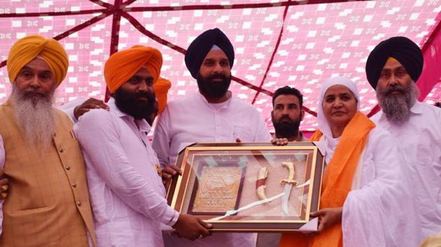 Two dozen ex-sarpanches belonging to the breakaway faction rejoin Akali Dal at an election rally in Tarn Taran.(HT Photo)