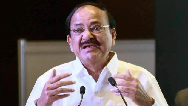 Vice President Venkaiah Naidu called upon the youth to strive to build a new India which is “free of fear, corruption, hunger, discrimination, illiteracy, poverty, caste barriers and urban-rural divide.”(HT Photo)