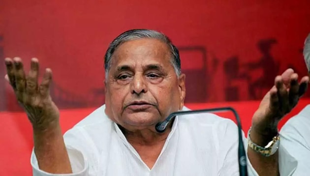 A bench comprising chief Justice Ranjan Gogoi and Justice Deepak Gupta asked the CBI to file its response in two weeks with regard to present status of investigation in the assets case against Samajwadi Party patriarch Mulayam Singh and his two sons.(PTI file)