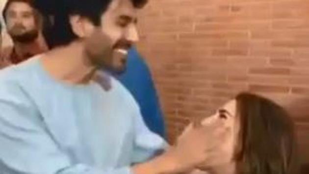 Sara Ali Khan embarrasses Kartik Aaryan in a new video.