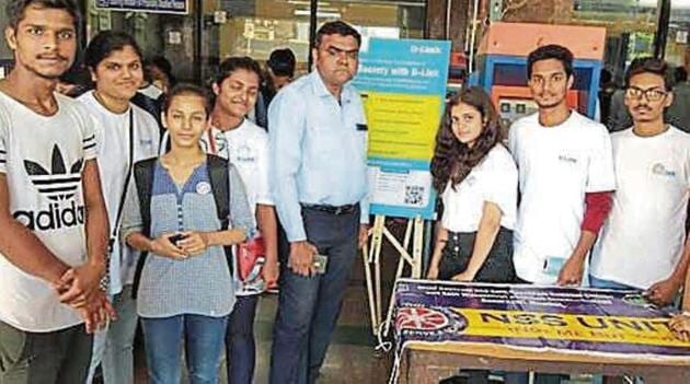 Students from RD National College, Bandra; and Thakur College, Kandivli, at Virar station.(Ht Photo)