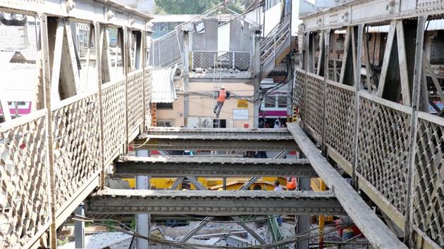 Central railway dismantled a FOB at Kalyan railway station holding a 6 hour mega block on Sunday. (Rishikesh Choudhary/HT Photo) Central railway dismantled a FOB at Kalyan railway station holding a 6 hour mega block on Sunday. (Rishikesh Choudhary/HT Photo)