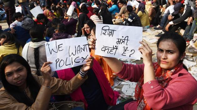 Guest teachers of Delhi government schools on a dharna in front of Delhi deputy chief minister and Education Minister Manish Sisodia's residence in New Delhi, Monday, March 4, 2019.(Vipin Kumar/HT PHOTO)