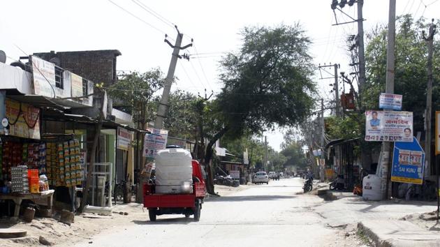 The 60-65-feet-wide road has narrowed to around 25 feet, because of encroachments. (Yogendra Kumar/HT PHOTO) The 60-65-feet-wide road has narrowed to around 25 feet, because of encroachments. (Yogendra Kumar/HT PHOTO)
