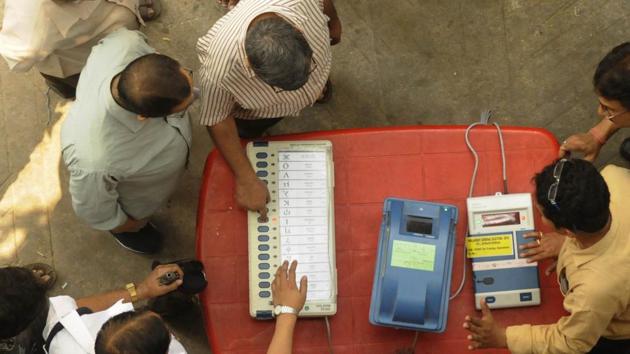 District Election Officers conduct an awareness programme about EVMs in in Kolkata, West Bengal.(Samir Jana / HT Photo)