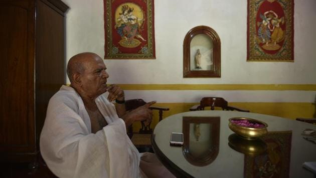 Once rickshawallahs in Pondicherry spoke French. Ninety-two-year-old retired judge, David Annoussamy, lives in a traditional old Tamil house on the erstwhile Indian side of Puducherry. And he often answers his phone with a “Oui”. What remains today - as a relic of the past - is a smattering of spoken French, some old street names and structures, a handful of French institutes and the colonial game of petanque. (Biplov Bhuyan / HT Photo) Once rickshawallahs in Pondicherry spoke French. Ninety-two-year-old retired judge, David Annoussamy, lives in a traditional old Tamil house on the erstwhile Indian side of Puducherry. And he often answers his phone with a “Oui”. What remains today - as a relic of the past - is a smattering of spoken French, some old street names and structures, a handful of French institutes and the colonial game of petanque. (Biplov Bhuyan / HT Photo)