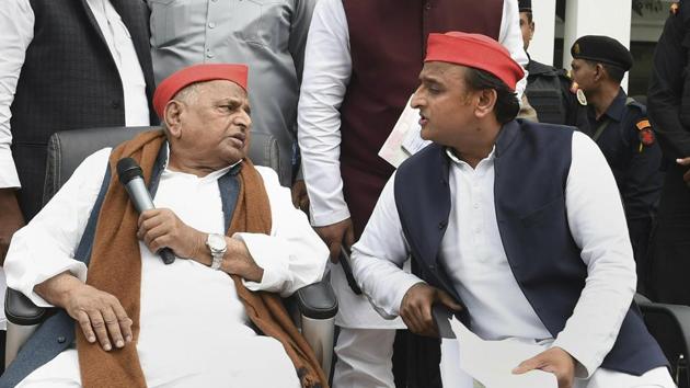 Samajwadi Party leaders Mulayam Singh Yadav and Akhilesh Yadav(PTI file photo)