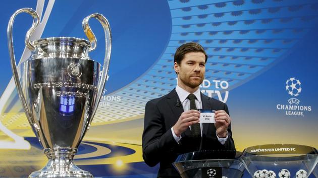Former Spanish soccer player Xabi Alonso shows a ticket of Italian club AS Roma, during the draw of the games for the Champions League 2017/18 Round of 16, at the UEFA headquarters, in Nyon, Switzerland, Monday, Dec. 11, 2017.(AP)