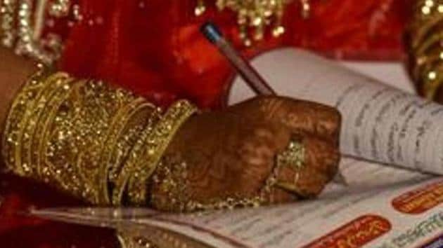 The highly popular mass marriages organized by the Madhya Pradesh government’s social justice department has hit a road block this year; not because of any astrological reasons, but due to the imposition of the model code of conduct ahead of the upcoming Lok Sabha elections.(HT File Photo)