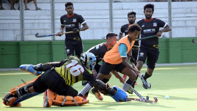 Income Tax (dark blue) in action against Pune XI at the Dhyan Chand hockey stadium, Pimpri, on Monday.(HT PHOTO)