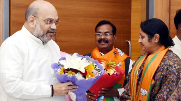 BJP President Amit Shah welcomed RJD leaders of Jharkhand, Annapurna Devi and Janardhan Paswan who joined BJP on Monday March 25,2019-(HT Photo)