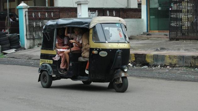 At present, once the RTO suspends the permit of an autorickshaw, officials, in absence of any place to detain the vehicle, simply remove the fare metres of the autorickshaws.(HT File)