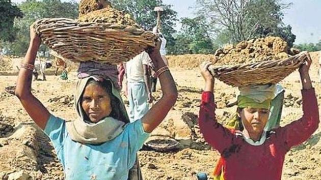 The government in this year’s Interim Budget had proposed to allocate Rs 60,000 crore for rural employment scheme under the MGNREGA for the year 2019-20.(HT file photo/ Representative image)