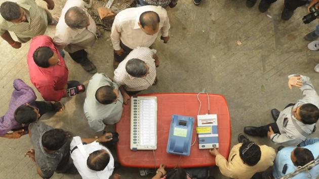 Directed by District Election Officer, as part of an awareness programme, officials show EVMs (Electronic Voting Machine) and VVPATs (Voter Verifiable Paper Audit Trail) to people near Shyambazar AV School, in Kolkata, West Bengal, India, on Tuesday, March 19, 2019.(Samir Jana / Hindustan Times)