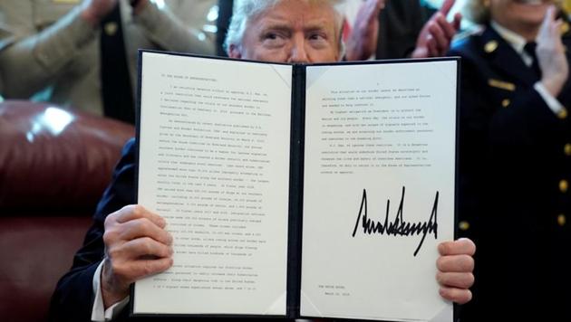 U.S. President Donald Trump holds up his veto of the congressional resolution to end his emergency declaration to get funds to build a border wall after signing it in the Oval Office of the White House in Washington, U.S., March 15, 2019. (REUTERS PHOTO) U.S. President Donald Trump holds up his veto of the congressional resolution to end his emergency declaration to get funds to build a border wall after signing it in the Oval Office of the White House in Washington, U.S., March 15, 2019. (REUTERS PHOTO)