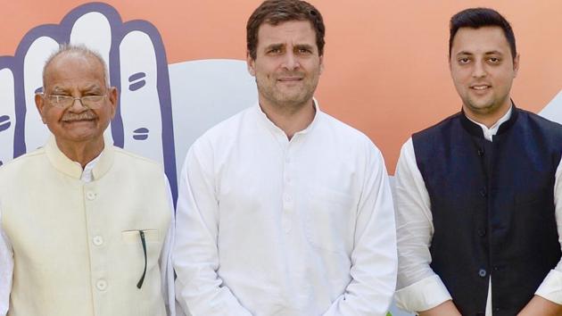 Congress President Rahul Gandhi poses for a photograph with former union telecom minister Sukh Ram and his grandson Aashray Sharma after the two joined Congress Party, in New Delhi, Monday, March 25, 2019.(PTI)