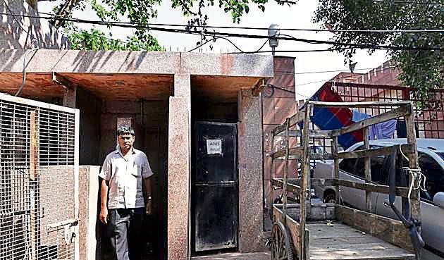 Officials said that the improvement of toilets are a part of MCG’s larger initiative to convert all markets into “model” markets. (Sonu Mehta/HT PHOTO) Officials said that the improvement of toilets are a part of MCG’s larger initiative to convert all markets into “model” markets. (Sonu Mehta/HT PHOTO)