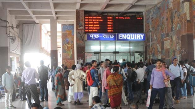 A day after the two Bangladeshi terror suspects near Patna Junction, Bihar’s anti-terrorist squad (ATS) remained busy trying to establish their links on the basis of their interrogation and recoveries from them.(Parwaz Khan/HT)