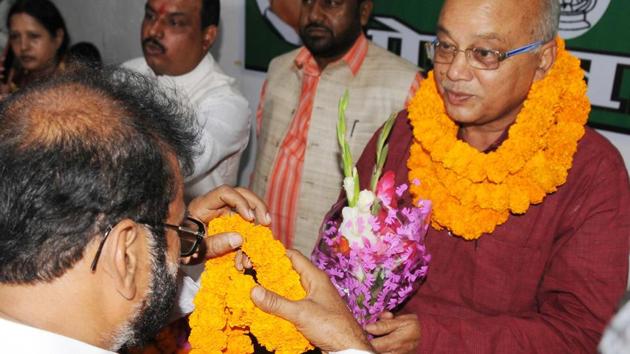Newly appointed state RJD President Gautam Sagar Rana being welcomed by party workers after state past president Annapurna Devi joined BJP at state RJD headquarters in Ranchi,(Diwakar Prasad/ Hindustan Times)