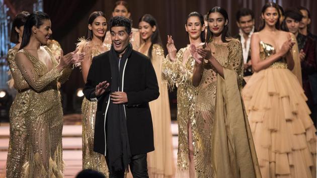 Designer Manish Malhotra greets the crowd during HT India's Most Stylish Awards 2018. (Satish Bate/HT Photo) 